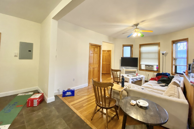 Common area (second angle) - LARGE 5-BEDROOM APARTMENT NEAR CLEVELAND CIRCLE
