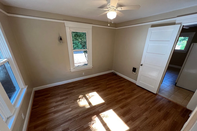 Available bedroom - Room available in home near Downtown Eugene (Month-to-Month lease)