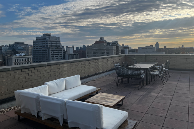 Roof deck! - Renovated 2 Bedroom with 24/7 doorman in the heart of downtown Apartments