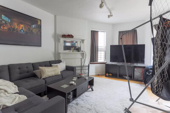 living - SPACIOUS 4 BED, NO BROKER FEE! AVAIL 9/1/26! Apartments