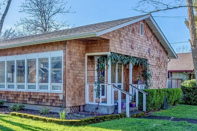 Cute cottage with front porch - 2- bedroom cottage that is walkable to Knight Law School
