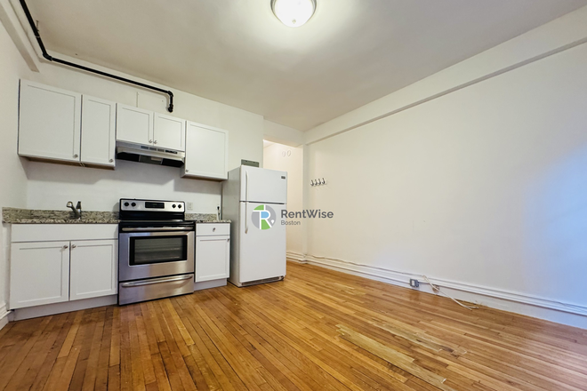 . - SEPT 2026 – Sunny Fenway Studio on Huntington Ave | H/HW Included | Near NEU & Berklee | No Fee Condo