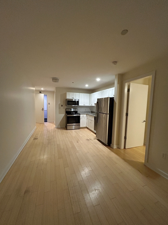 1 - AVAILABLE NOW! Sweet 1 bed/1 bath, Pets Friendly, close to MBTA, No Fee! Apartments