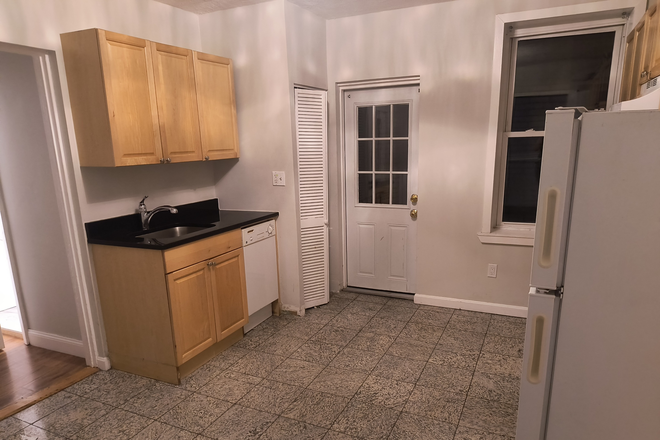 Kitchen - 1/2 Bed Split on Hanover St | Updated Kitchen & Bath Apartments