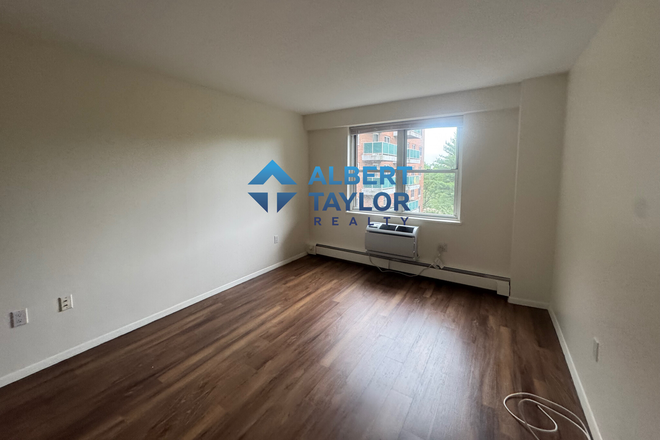 Bedroom #1 - Huge 2 Bed 1 bath of 9/1! No Broker Fee!!
