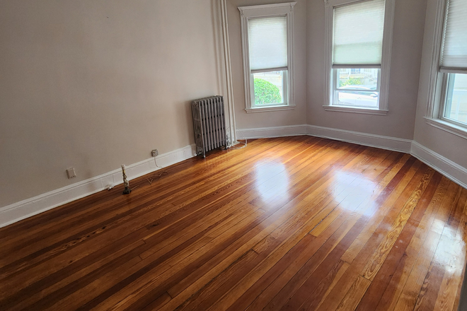 Living room - Summer Sublet next to JFK/Umass station Triplex