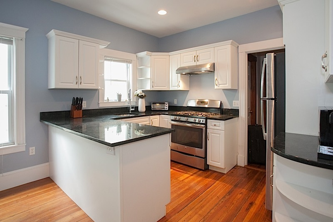 kitchen - *NO BROKERS FEE!* Renovated 3 Bed / 2 Bath Porter Sq! Available 9/1/26!! Apartments
