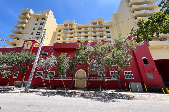 BUilding Exterior - 2 Bed Condo centrally located near UM Campus, Airport, Downtown, Coral Gables