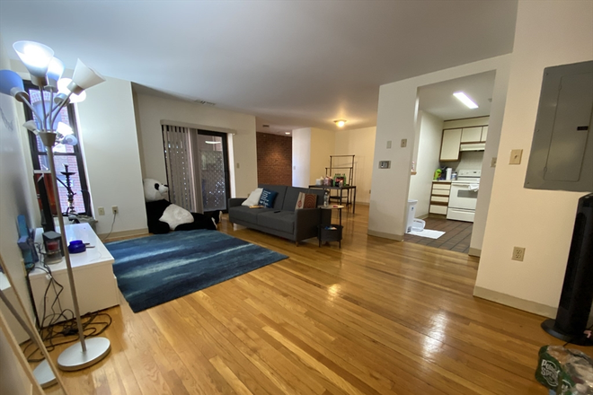LIVING - 2 BED ON GAINSBOROUGH WITH IN UNIT LAUNDRY! 9/1/25!