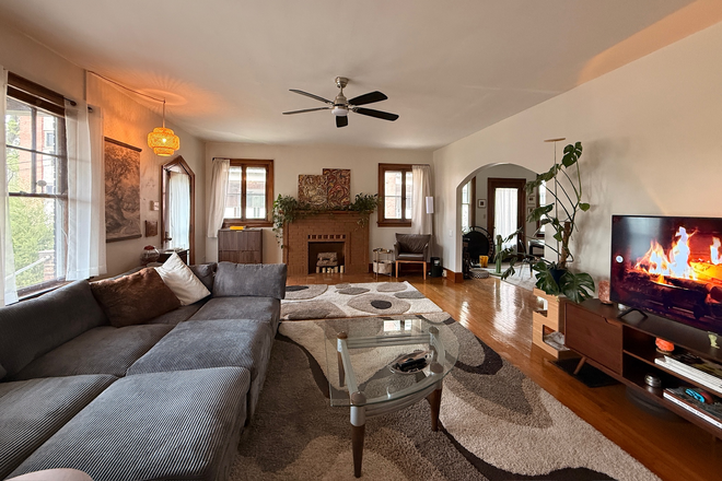 Living room (Current tenant furnishings) - Large First Floor Apartment in a Duplex