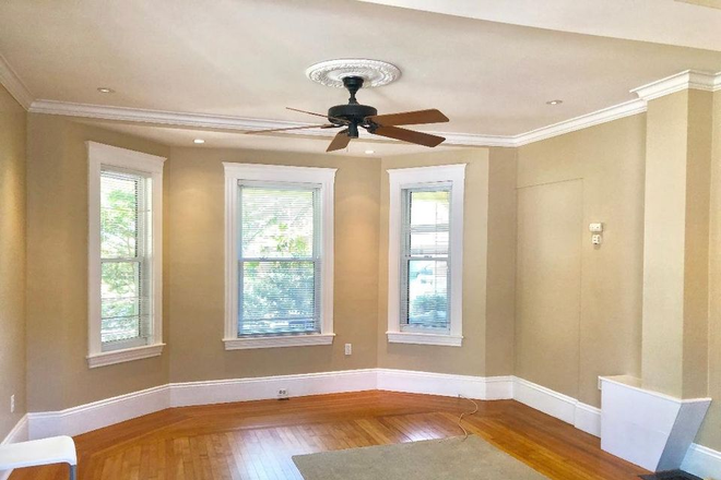 Livingroom with ceiling fan - Grad Student/Professional Rooms in Belmont - 4 bed/2 bath with off street parking, in unit laudry. Duplex