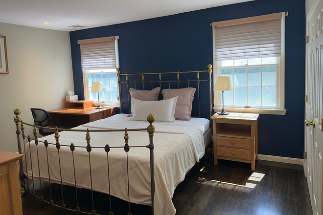 Furnished Bedroom with King Bed Lexington - Large Furnished Bedroom w/King Bed & Walk-In Closet Utilities included Quiet Home – Lexington
