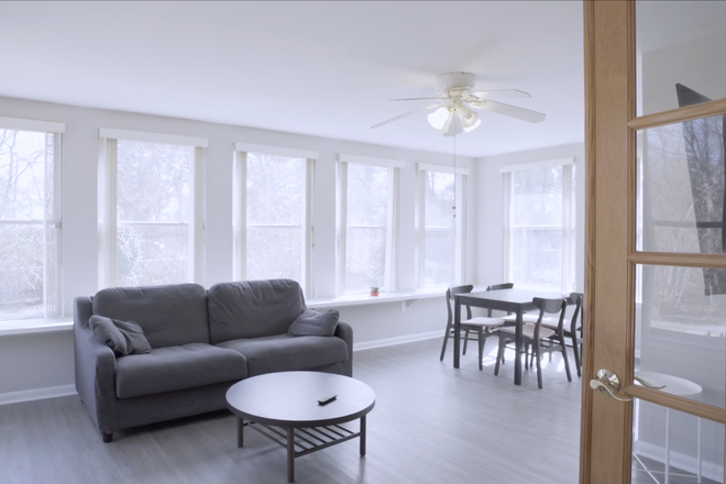 living room - Beautiful/modern house - One Bedroom Available [Spring Semester!]