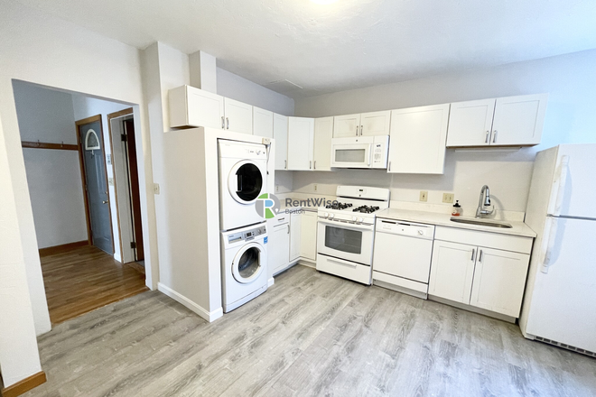 1 - SEPT 2025: North End. 4 Bedroom. Newly Renovated. Laundry In Unit. Student OK