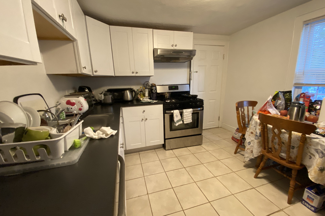 kitchen - LOCATION!!! Huge 5 Bed / 2 Bath next to campus available 6/1/25!! Apartments