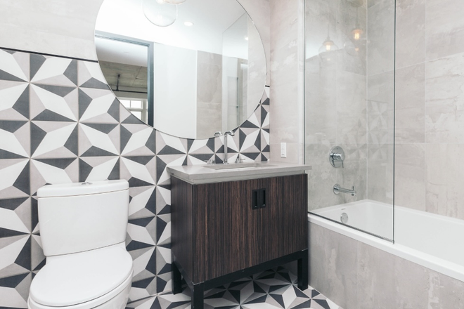 Bathroom that goes with the bedroom - 3 bed 2 bathroom apt Ridgewood