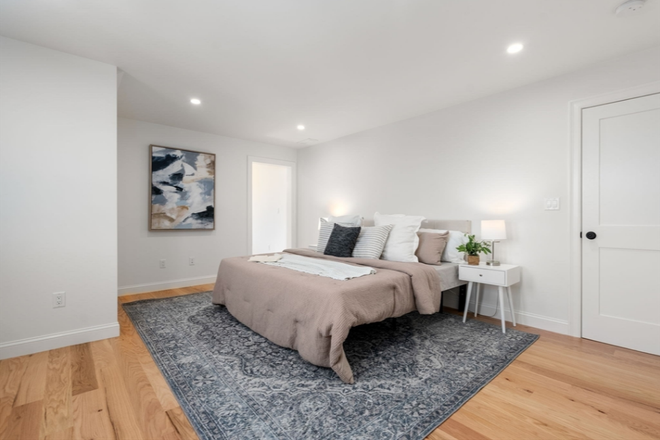 Master Bedroom - Master Suite Avail for Summer in oversized 3 Bedroom Condo near Ball Station/Tufts