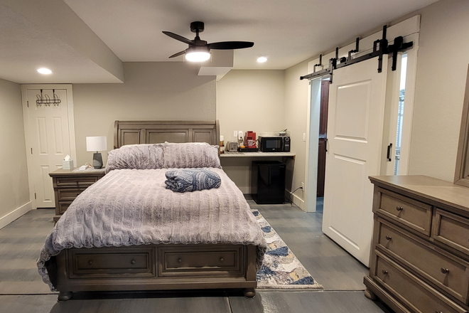 Basement Bedroom - Fully Furnished Basement Bedroom/All Bills and Amenities Included House
