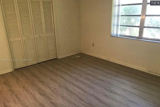 bedroom - WALK TO CAMPUS, Spacious 2bed/2bath Apartments