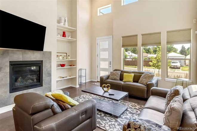 Living Room with reclining leather sofa and chair - 1 bdrm+attached private bath & garage space avail in lovely furnished 5bd/4ba home in Central Park