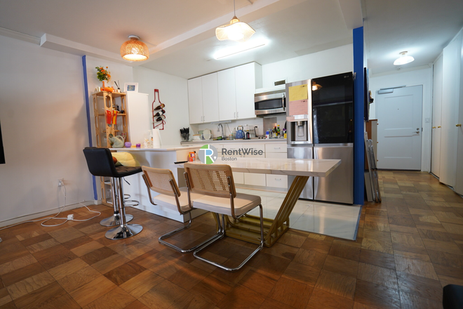 1 - Modern and Fully Furnished West End Studio Available NOW with NO FEE - All Utilities Included Condo