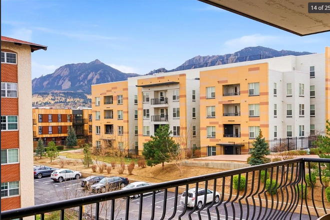 Relax and unwind on your private balcony with stunning Flatiron and mountain views. - Sunny remodeled condo with stunning flatiron views and a private balcony! 5-Min Walk to CU Boulder