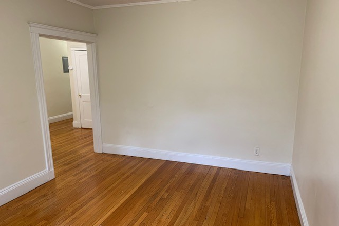 Hub Realty - Beautiful and spacious 1 bedroom with brand new kitchen, balcony, on green line T Apartments