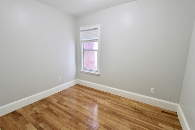 1 - SEPT 2026 – Spacious East Boston 4 Bed / 2 Bath with Building Laundry, No Broker Fees! Apartments
