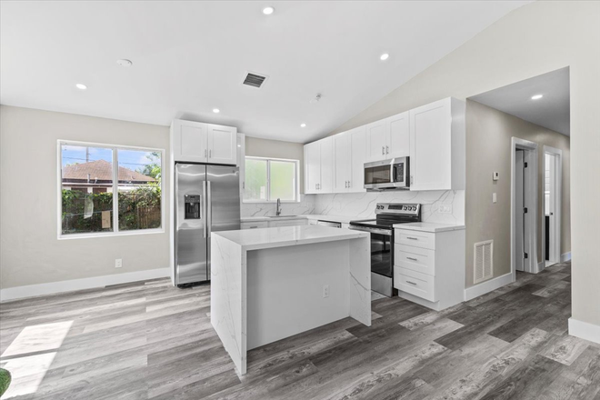 Kitchen - Modern living close to campus House