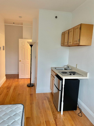 1 - SEPT 2026 | Brookline Studio | Hardwood Floors & High Ceilings | No Broker Fees! Apartments