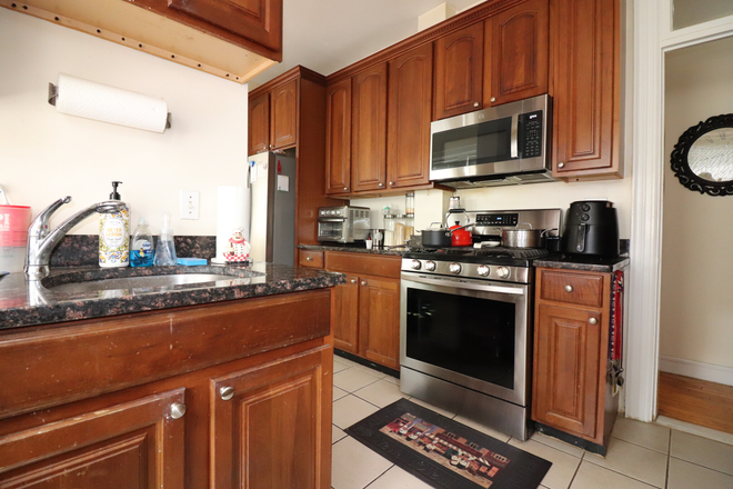 kitchen - XL 3bed/2bath in Coolidge Corner brownstone! In unit laundry Apartments