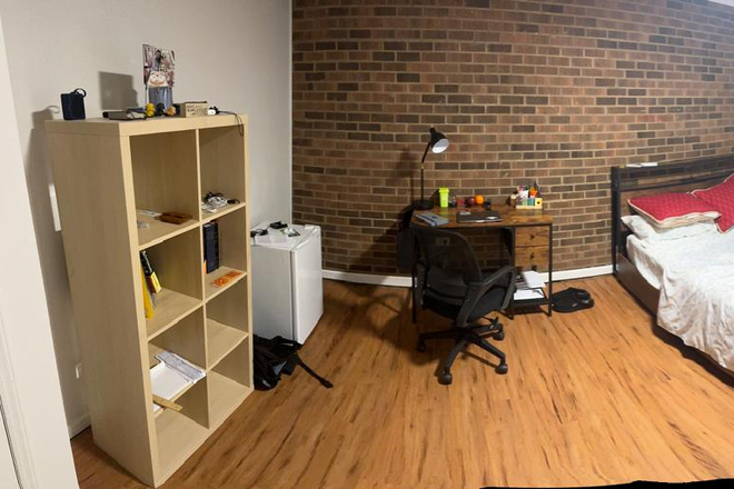 master bedroom downstairs - Fully furnished rooms in a townhouse close to campus and shoppings