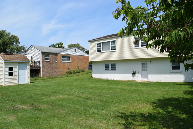 Rear of the house - Gorgeous rooms available in College Park close to UMD campus!! House
