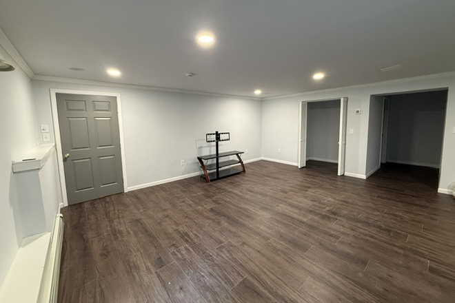 Living room - 1 BR apartment with private yard space, fully furnished, utilities included, 3 miles from UCONN