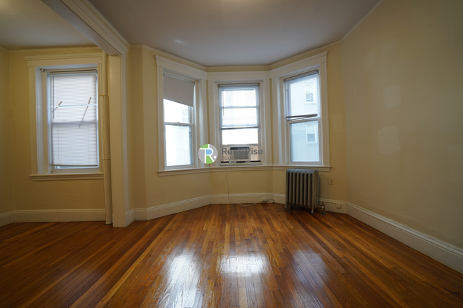 3 - AVAIL JAN 1st or NOW. NO FEE! - Ideal STUDIOS & BIG 1BR SPLIT-undergrad OK!-H/HW inc. Apartments