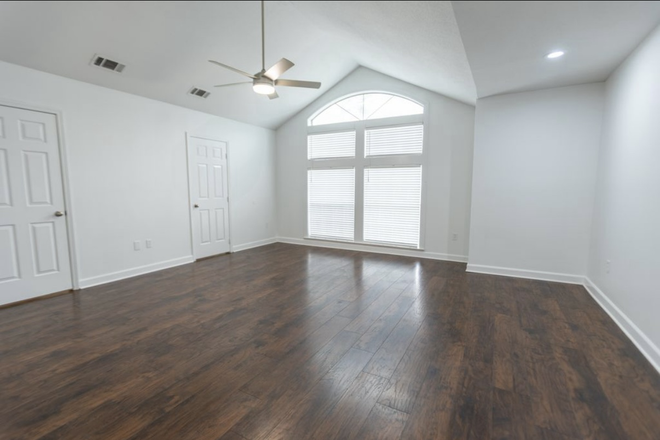 Upstairs bedroom - 2-3 Bedroom Condo 1.6 miles from UMMC