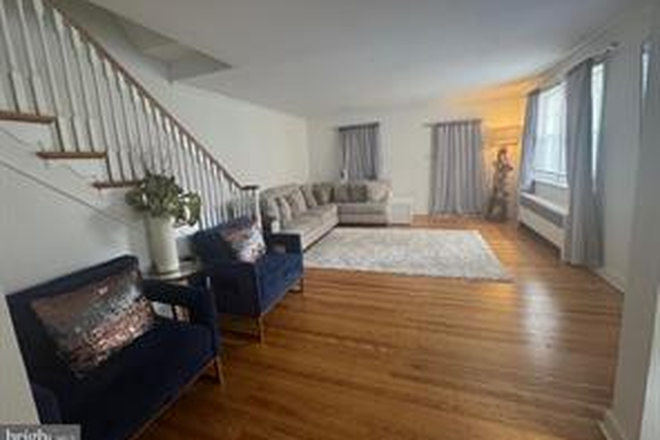 Living room - 1 Block from City Ave. Less than 1 mile to St. Joseph's University House