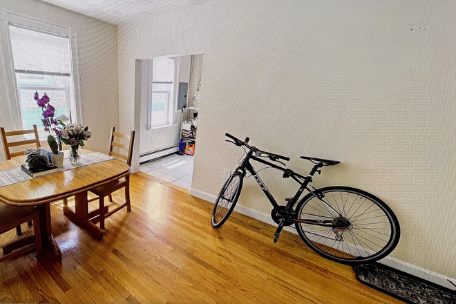 . - STUNNING 3 BED / 2 BATH, HEATING INCLUDED, NO BROKER FEE!! Apartments