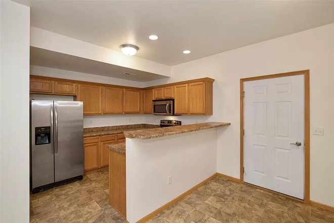 Kitchen - Belmont Townhouse- Looking for 2 roommates for 2025! (girls only)