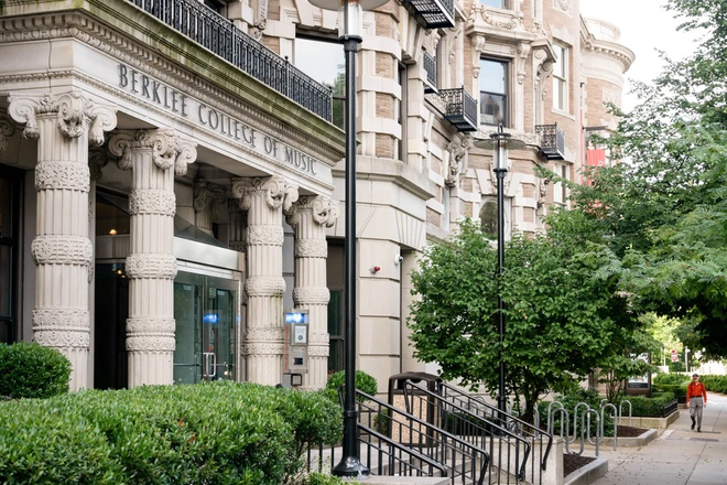 1109 Boylston St., #20 - NO BROKER'S FEE!! Renovated 2-bed split(3bedrooms with NO living room) Apartments