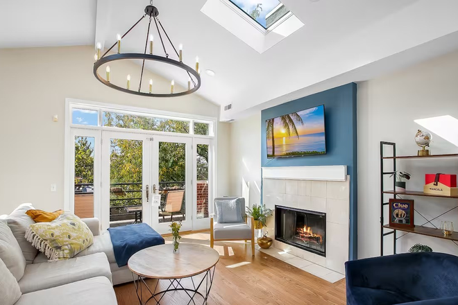 Family Room - Academic Year Lease in Lakeview Condo