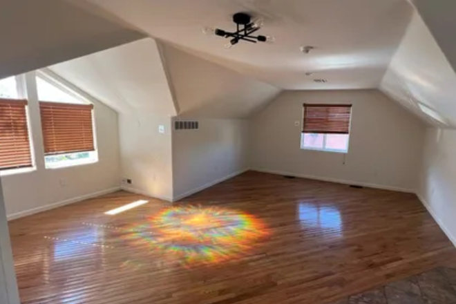 Living area - Luminous Carriage House in downtown Boulder, 10 minutes to campus