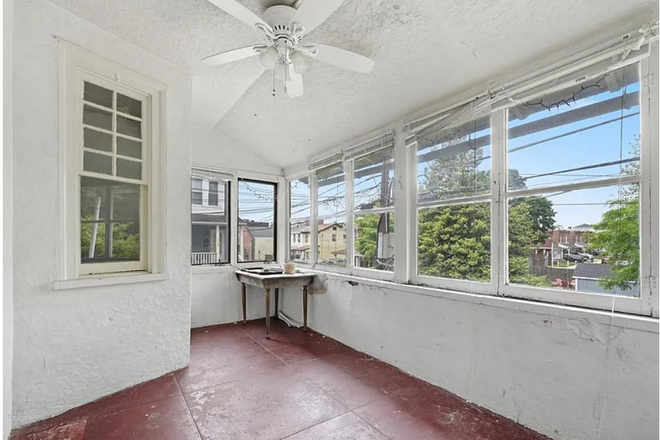 sunroom - Student Living - Night Life A Must See House