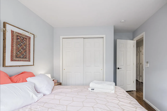 bedroom for sale - Seeking roommate - nice condo near Pearl/campus