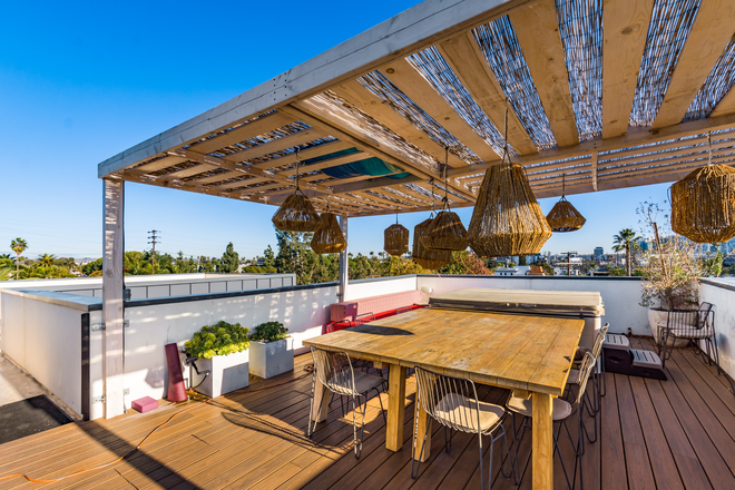 Rooftop jacuzzi and barbecue area - Co-ed / co-living community in Venice Beach 🏝️