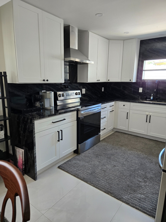 Shared Kitchen - Bedroom in Amazing Home - Safe, Chic & Close!