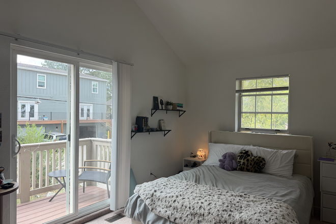 Bedroom - One room in a house right next to campus!