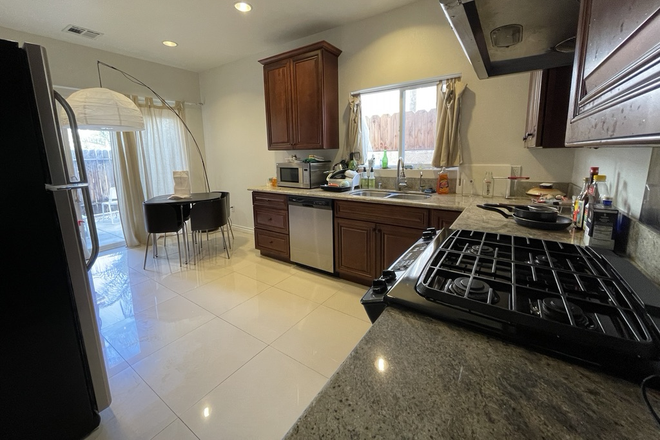 Kitchen - 1 Upstair Bedroom Available, Small Gated Community, 7min from South Campus, 15min from Hill Side House