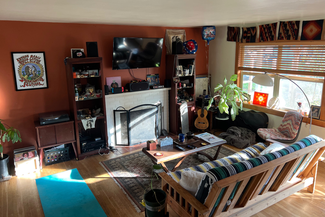 Living room - Bedroom in Friendly Neighborhood House