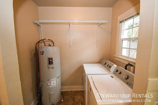 Laundry room - Sept Rent waived!!! 5 bedroom House, looking for 1 New Roommate!!!